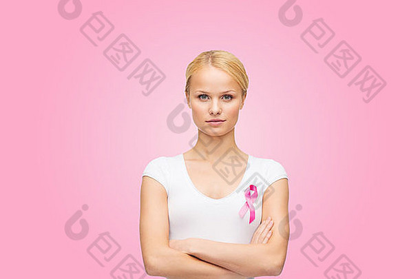 一位身穿印有粉色癌症丝带的空白t恤的女士