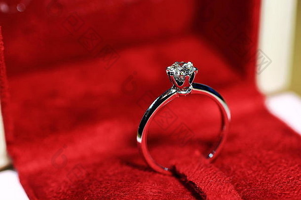 订婚戒指，结婚戒指。钻石戒指是爱情婚姻的象征。