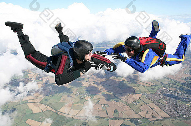 两名跳伞运动员自由落体