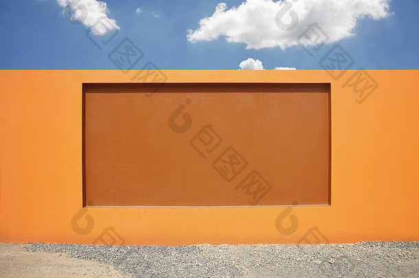 美丽的橙色墙壁，现代水泥围栏，石头地面和白色背景
