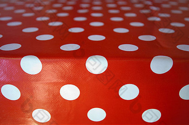 红色桌布的图案，红色背景和白色圆圈的简单设计。