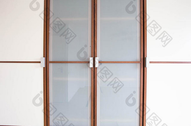 木制白色衣柜门，适合现代新设计的衣服特写