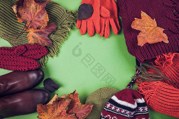 秋季女装。绿色背景上的一套衣服、鞋子和配件。拷贝空间
