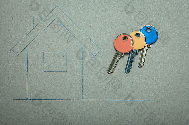 手绘素描房子在再生纸上的家庭符号和彩色钥匙，房<strong>地产商业</strong>和建筑概念。