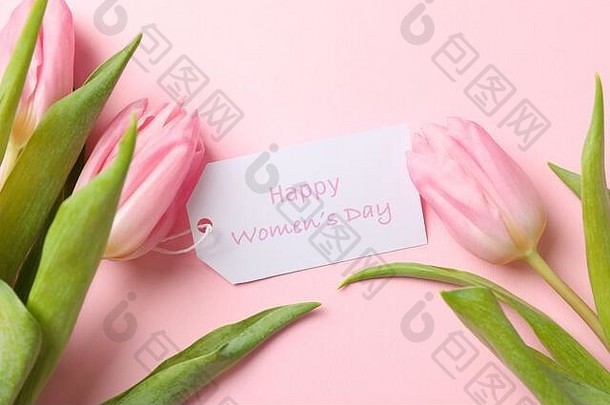 粉色背景上的郁金香和快乐妇女节，特写