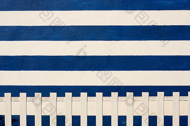 蓝色和白色航海主题的墙壁和栅栏