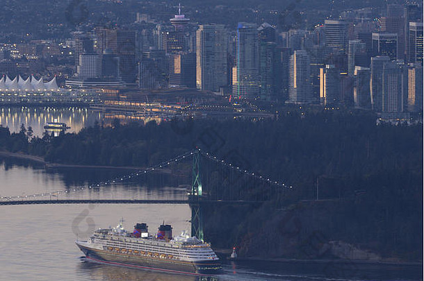 清晨，从柏树山高景了望台俯瞰温哥华市中心，狮子门大桥和船从桥下经过。