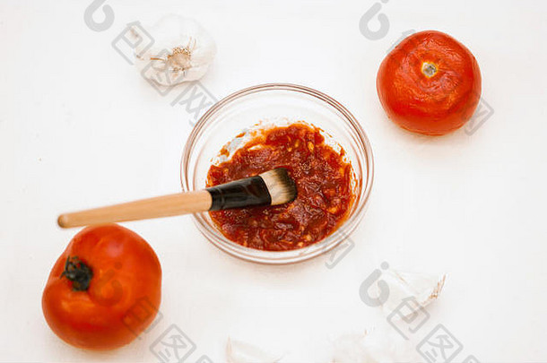 用番茄、大蒜和蜂蜜制作的Diy面膜，用于排毒和清洁皮肤。
