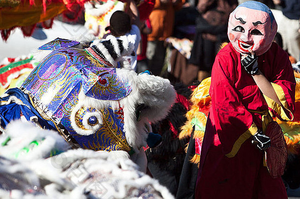中国人狮子舞者执行精心制作的狮子服装中国人一年庆祝活动