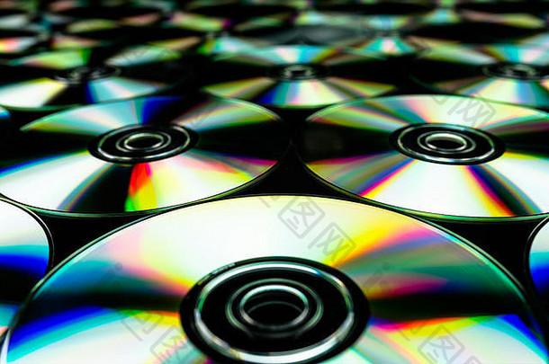 放在黑色<strong>背景</strong>上的CD/DVD会反射光线。