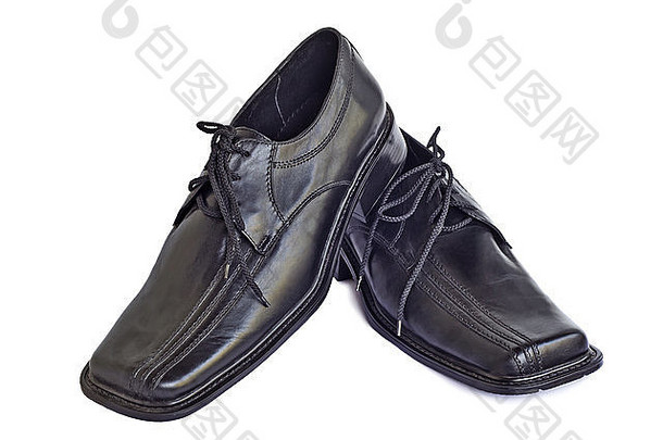 方便男人的鞋子真正的皮革黑色的颜色提出了白色背景