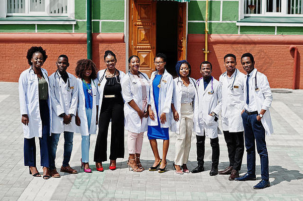医科大学附近的一群非洲医生和学生。