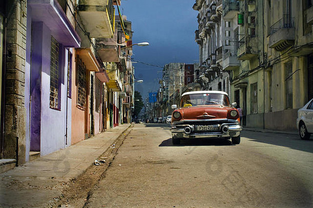古巴哈瓦那历史街区的经典美国车