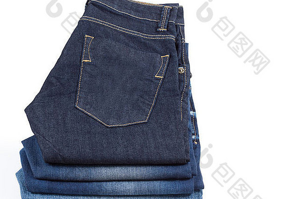 整齐折叠的蓝色粗斜纹棉布牛仔裤，口袋和缝线可见白色