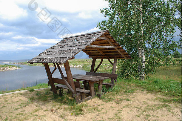 湖岸配备野餐场所（木制长凳和雨棚）。