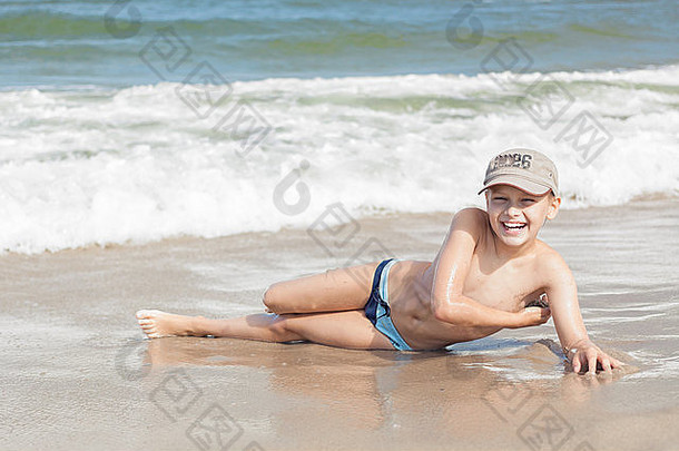 海滩上快乐的小男孩