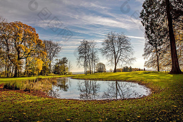 <strong>秋</strong>天的拉什莫尔公园高尔夫俱乐部。威尔特郡英国。