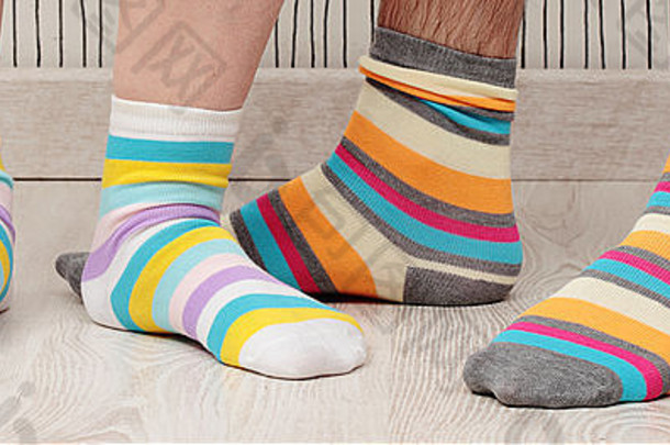一对穿着条纹袜子的漂亮夫妇的脚