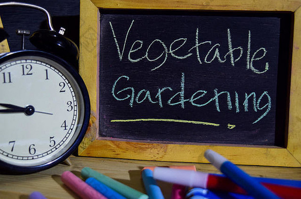 蔬菜园艺短语色彩斑斓的手写的黑板上教育业务概念报警时钟粉笔书黑色的背景