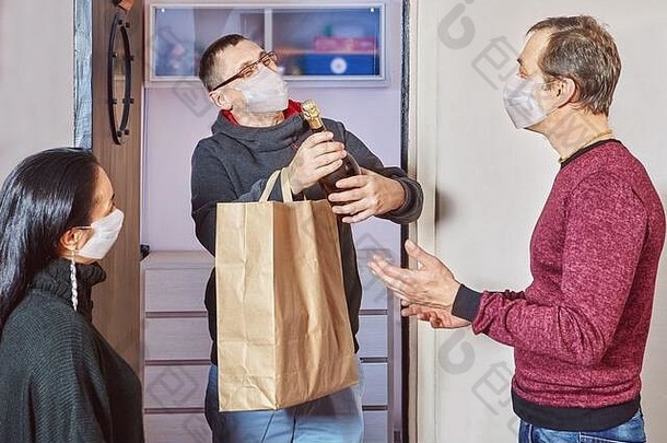 在2019冠状病毒疾病流行期间，白种白人正在家里给朋友送礼物，所有人都在面部护理。