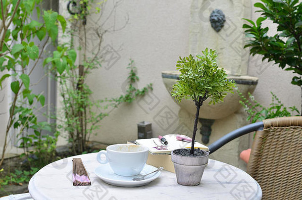 表格细瓷杯书记事本优雅的花园