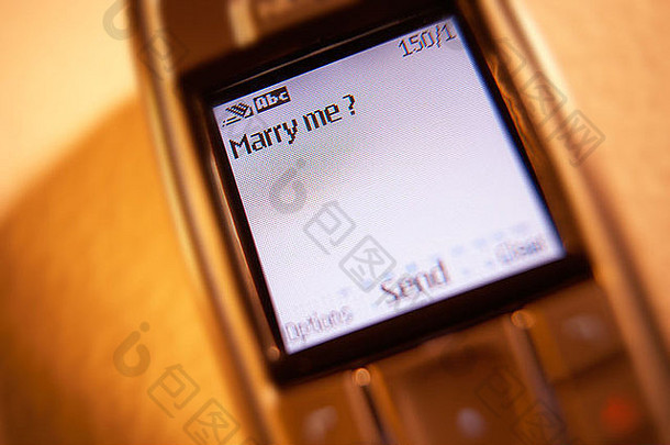 手机屏幕上的短信嫁给我