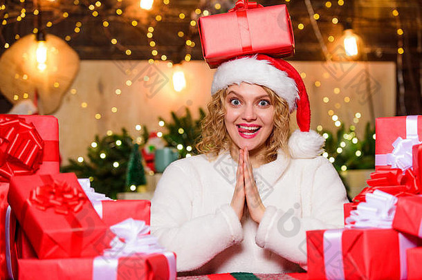 为礼物祈祷。圣诞节时的女人。寒假。<strong>新年</strong>购物。圣诞节大减价。节礼日概念。<strong>新年</strong>快乐。<strong>送</strong>圣诞礼物。带圣诞礼物盒的女孩。网络星期一。