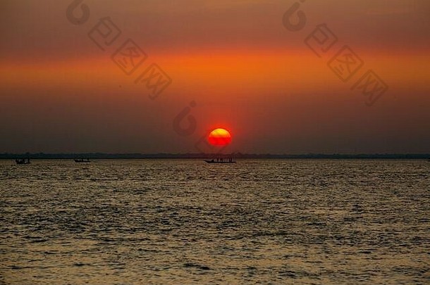 色彩斑斓的金日落海Fishermans返回首页鱼手动日落煳萨马吉海滩专区孟加拉国