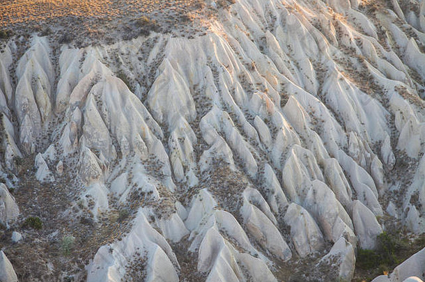 土耳其卡帕多西亚岩石<strong>地面</strong>的高角度视图。