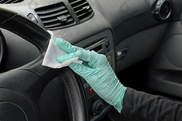 手戴防护手套，使用抗菌或清洁溶液和湿巾清洁车内方向盘