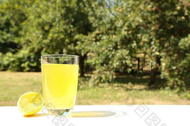 一杯天然柠檬水。