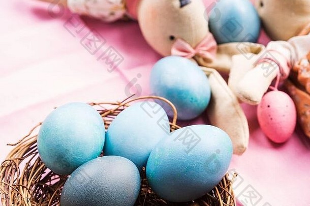 粉红色的复活节假期概念兔子鸡蛋
