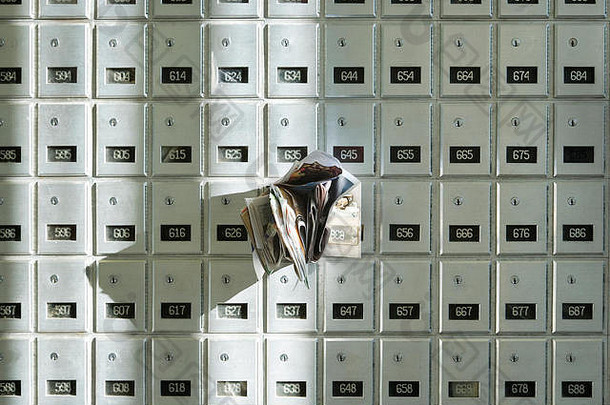 塞满垃圾邮件的邮政信箱