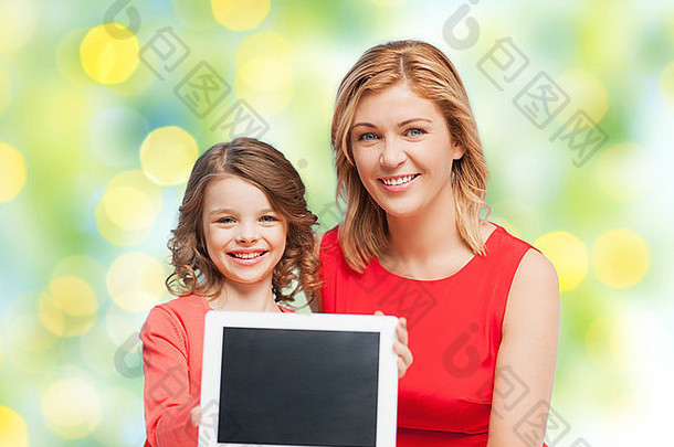 母亲和女儿在绿色平板电脑上