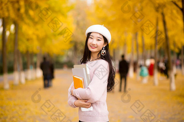肖像微笑漂亮的女人阅读书秋天一天