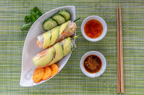 越南素食春卷配酱汁。木筷在旁边。顶视图。