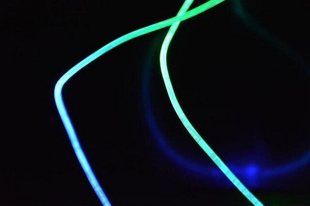 绿光线和蓝光线，一种具有不同透光率、光谱和光效应的导光线，处于混沌状态。