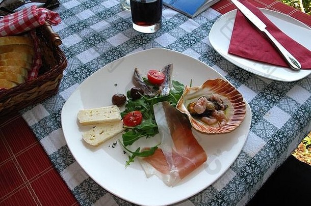餐厅杜布罗夫尼克区域提供宽各种美味的食物达尔马提亚干腌他普尔苏特wood-smoked干当地的火腿