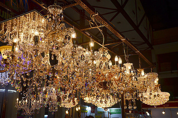 2015年10月16日在泰国农塔布里的IMPACT Muang Thong Thani展览和销售的装饰灯和枝形吊灯