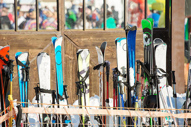 冬季度假区雪地里五颜六色滑雪板的照片