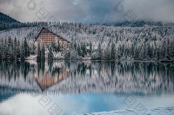 斯洛伐克斯特尔布斯克普莱索湖畔著名酒店，冬季风景。