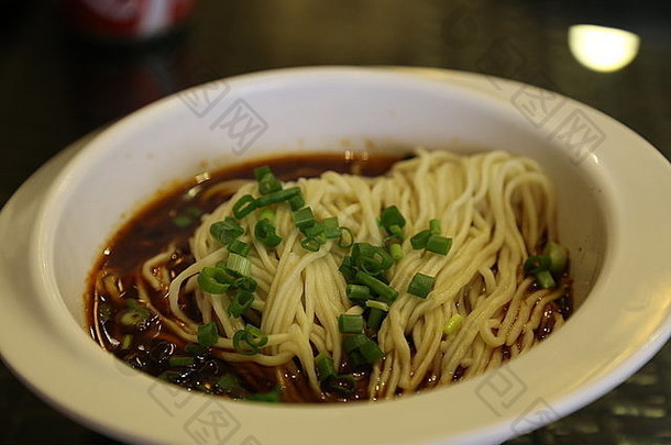这是一道中国辣味面条的图像，被称为“丹面”。