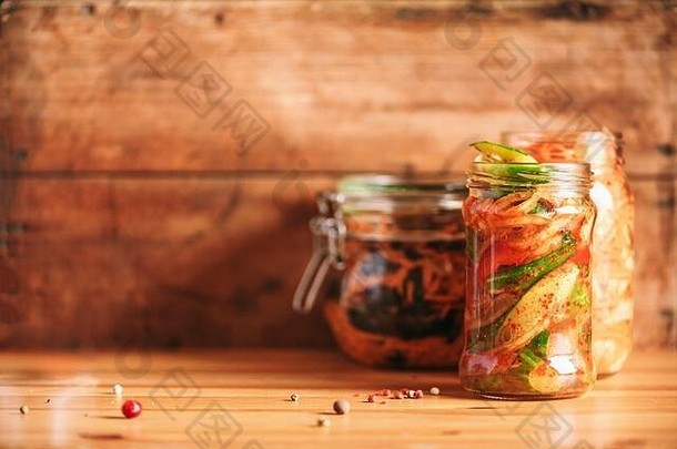 益生菌食品背景。韩国胡萝卜、泡菜、甜菜根、泡菜、玻璃罐腌制黄瓜。冬季发酵和罐装食品概念。带有空间的横幅。
