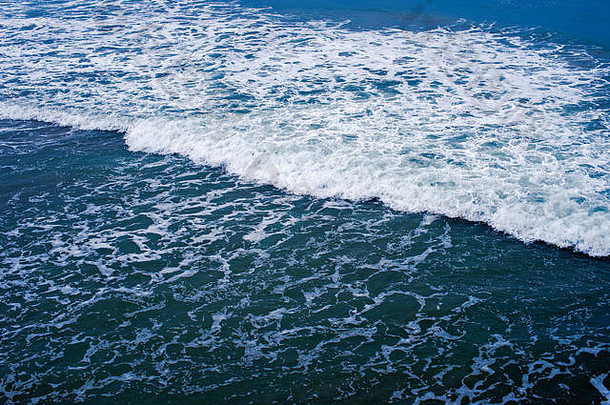 碧绿的大海，白浪翻滚。