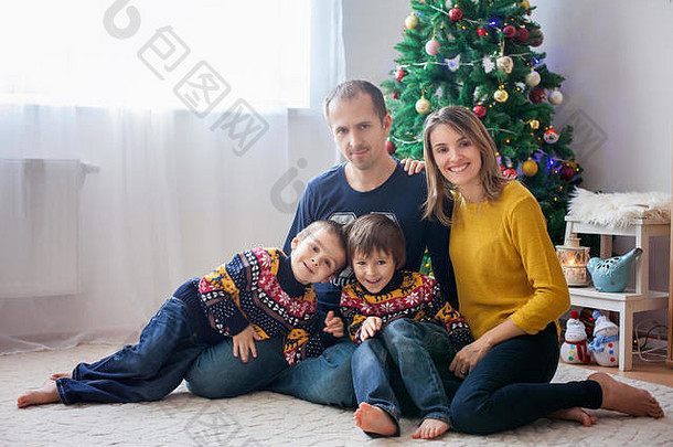 幸福家庭在家里玩得开心，圣诞树前的圣诞全家福