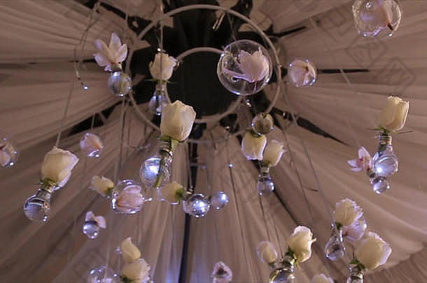 照明装饰、灯泡。玻璃珠。天花板上挂着玻璃珠。玻璃球作为装饰挂在天花板上。照明装饰、灯泡。灯泡。美丽的复古豪华灯光装饰发光。。装饰