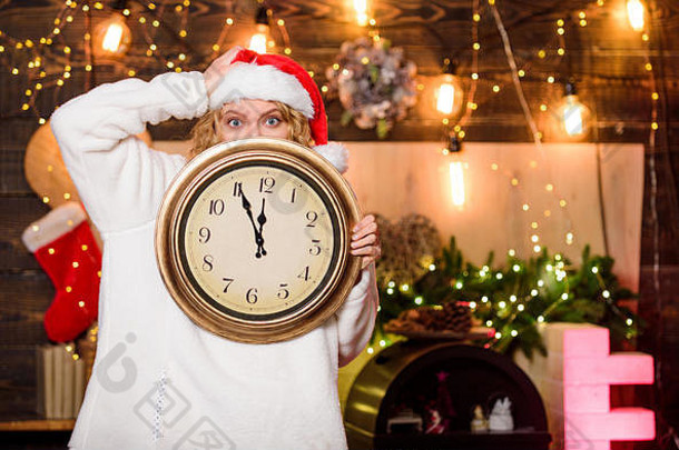 冬季聚会的时间到了。女圣诞老人帽子举行古董时钟。是庆祝的时候了。新年倒计时。出人意料的很快。午夜概念。许个愿。圣诞快乐。是时候<strong>创造奇迹</strong>了。还剩几分钟。