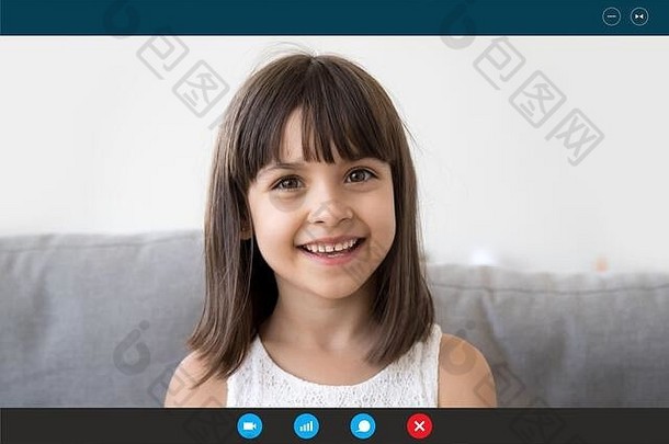 微笑的小女孩与家长视频通话