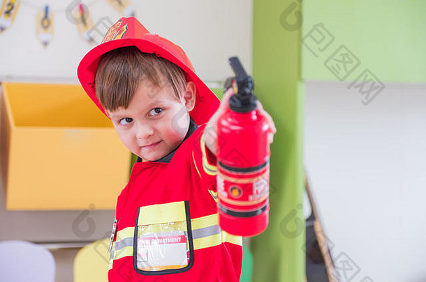 高加索人男孩-孩子装扮成<strong>消防</strong>员，并在滚球教室使用扬声器，这是幼儿园学前教育的理念。