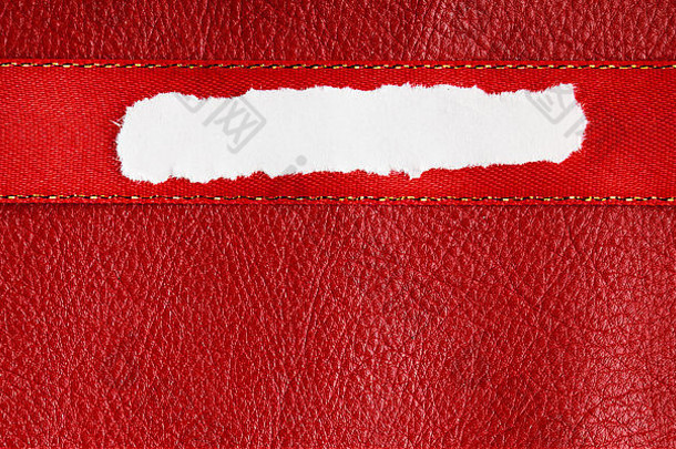 白色撕破或撕破的条幅纸，红色皮革背景上的文本信息空白拷贝空间